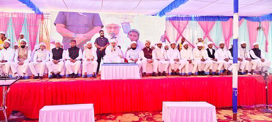 ಗೋಕಾಕದಲ್ಲಿ ಶನಿವಾರ ರಹಮಾನ್ ಫೌಂಡೇಷನ್ ವತಿಯಿಂದ ಹಮ್ಮಿಕೊಳ್ಳಲಾಗಿದ್ದ ಸಾಮೂಹಿಕ ವಿವಾಹ ಸಮಾರಂಭದಲ್ಲಿ ದಾಂಪತ್ಯ ಜೀವನಕ್ಕೆ ಕಾಲಿಟ್ಟ ವಧು-ವರರನ್ನು ಉದ್ದೇಶಿಸಿ ರಹಮಾನ್ ಫೌಂಡೇಷನ್ ಸಂಸ್ಥಾಪಕ ಅಧ್ಯಕ್ಷ ಮುಂಬೈನ ಹಜರತ್ ಮೌಲಾನಾ ಖಲೀಲುರ್ರ ರಹಮಾನ ಸಜ್ಜಾದ ನೋಮಾನಿ ಮಾತನಾಡಿದರು