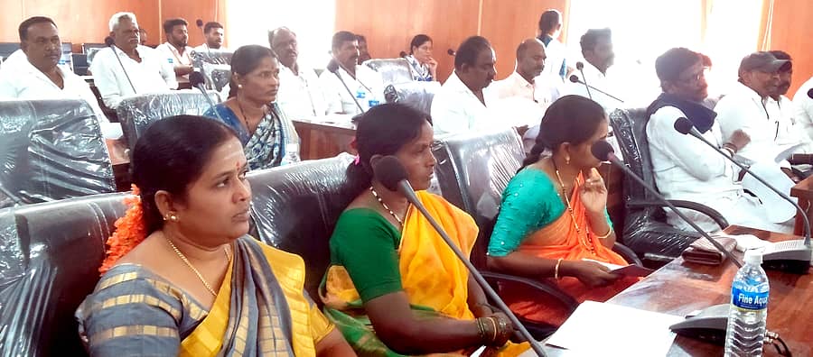 ಕುರುಗೋಡು ಪುರಸಭೆಯಲ್ಲಿ ಶನಿವಾರ ಜರುಗಿದ ಬಜೆಟ್ ಪೂರ್ವಭಾವಿ ಸಭೆಯಲ್ಲಿ ಸದಸ್ಯರು ಮತ್ತು ಸಾರ್ವಜನಿಕರು ಭಾಗವಹಿಸಿದ್ದರು