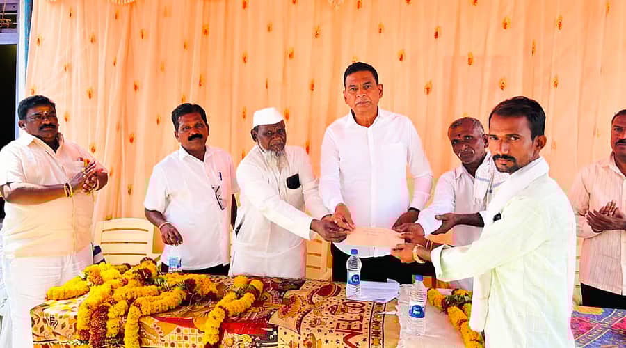 ಹಿರೇಕುಂಬಿ ಪಿಕೆಪಿಎಸ್‌ನಲ್ಲಿ ಡಿಸಿಸಿ ನಿರ್ದೇಶಕ ವಿ.ಕೆ. ಮಾಮನಿ ರೈತರಿಗೆ ಸಾಲ ವಿತರಣಾ ಪತ್ರ ನೀಡಿದರು