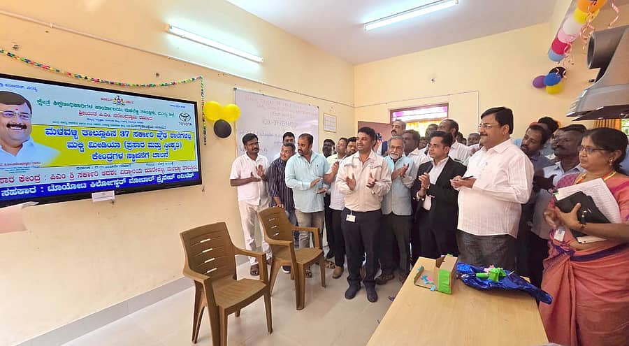 ಮಳವಳ್ಳಿ ಪಟ್ಟಣದ ಹೊರವಲಯದ ಪಿ.ಎಂ.ಶ್ರೀ ಆದರ್ಶ ವಿದ್ಯಾಲಯ(ಆರ್.ಎಂ.ಎಸ್.ಎ)ದಲ್ಲಿ ಮಲ್ಟಿ ಮೀಡಿಯಾ ಕೇಂದ್ರಗಳ ಪ್ರಸಾರ ಕೇಂದ್ರವನ್ನು ಶಾಸಕ ಪಿ.ಎಂ.ನರೇಂದ್ರಸ್ವಾಮಿ ಶನಿವಾರ ಉದ್ಘಾಟಿಸಿದರು.