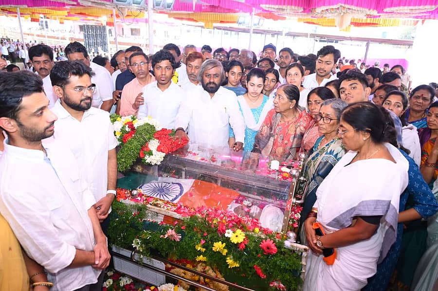 ಭೀಮಣ್ಣ ಖಂಡ್ರೆ ಅವರ ಪಾರ್ಥೀವ ಶರೀರವನ್ನು ಅಂತ್ಯಕ್ರಿಯೆಗೆ ಕೊಂಡೊಯ್ಯುವಾಗ ಭಾವುಕರಾದ ಕುಟುಂಬ ಸದಸ್ಯರು 