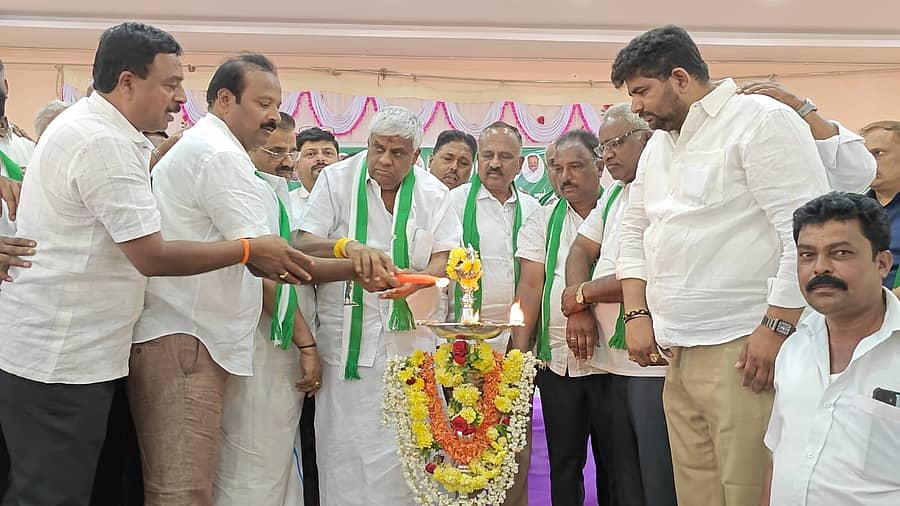 ಅರಸೀಕೆರೆಯಲ್ಲಿ ಶನಿವಾರ ನಡೆದ ಜೆಡಿಎಸ್ ಕಾರ್ಯಕರ್ತರ ಸಭೆಯನ್ನು ಶಾಸಕ ಎಚ್‌.ಡಿ. ರೇವಣ್ಣ ಉದ್ಘಾಟಿಸಿದರು