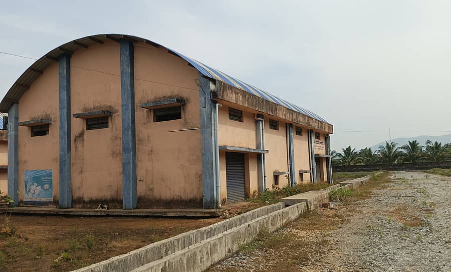 ಕಾರವಾರದ ಬಾಂಡಿಶಿಟ್ಟಾದಲ್ಲಿರುವ ಕೃಷಿ ಉತ್ಪನ್ನ ಮಾರುಕಟ್ಟೆ ಸಮಿತಿ ಉಗ್ರಾಣ ಕಟ್ಟಡ.