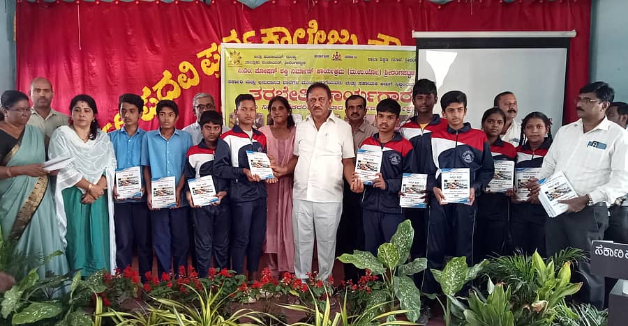 ಶ್ರೀರಂಗಪಟ್ಟಣ ಸರ್ಕಾರಿ ಜೂನಿಯರ್‌ ಕಾಲೇಜಿನ ಶತಮಾನೋತ್ಸವ ಸಭಾಂಗಣದಲ್ಲಿ ಶನಿವಾರ ಎಸ್‌ಎಸ್‌ಎಲ್‌ಸಿ ವಿದ್ಯಾರ್ಥಿಗಳಿಗೆ ಶಾಸಕ ರಮೇಶ ಬಂಡಿಸಿದ್ದೇಗೌಡ ಕಲಿಕಾ ಮಿತ್ರ ವಿತರಿಸಿದರು 