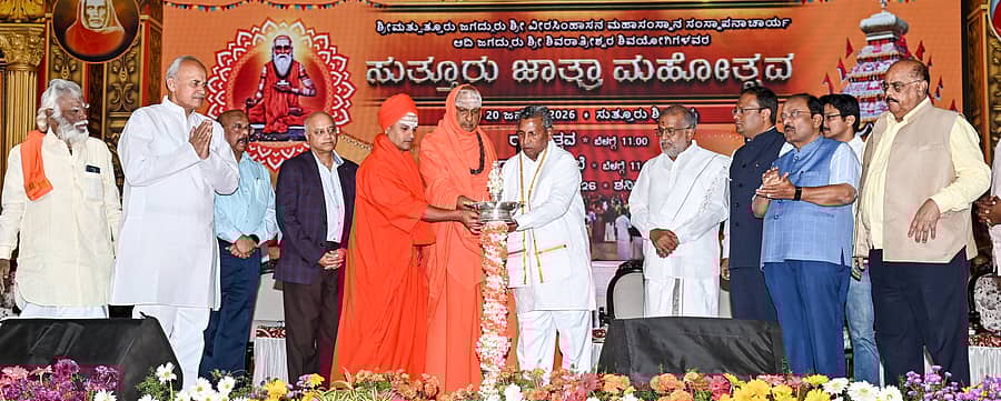 ಸುತ್ತೂರಿನಲ್ಲಿ ಶನಿವಾರ ಧಾರ್ಮಿಕ ಸಭೆಯನ್ನು ಸಚಿವ ಕೆ.ಎಚ್‌. ಮುನಿಯಪ್ಪ ಉದ್ಘಾಟಿಸಿದರು. ಶಿವರಾತ್ರಿ ದೇಶಿಕೇಂದ್ರ ಸ್ವಾಮೀಜಿ, ಶಿವಸಿದ್ದೇಶ್ವರ ಸ್ವಾಮೀಜಿ, ಜಿ.ಟಿ.ದೇವೇಗೌಡ, ನಿತೀಶ್‌ ಪಾಟೀಲ, ಶಿವಾನಂದ, ಸಿ. ಸೋಮಶೇಖರ್, ಕುಮಾರ್ ರಾಜಶೇಖರ್ ಜೊತೆಗಿದ್ದರು– ಪ್ರಜಾವಾಣಿ ಚಿತ್ರ