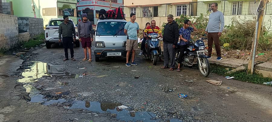 ರಸ್ತೆಯ ಮೇಲೆ ಚರಂಡಿ ನೀರು ಹರಿಯುತ್ತಿರುವುದು