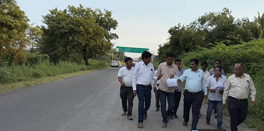 ಚಿಂಚೋಳಿ–ಮಿರಿಯಾಣ ರಾಷ್ಟ್ರೀಯ ಹೆದ್ದಾರಿಗೆ ಭೇಟಿ ನೀಡಿದ ಉಪ ವಿಭಾಗಾಧಿಕಾರಿ ಪ್ರಭುರೆಡ್ಡಿ ಅವರು ಭೂಸ್ವಾಧೀನಕ್ಕೆ ಅಗತ್ಯವಾದ ಜಮೀನಿನ ಮಾಹಿತಿ ಪಡೆದರು