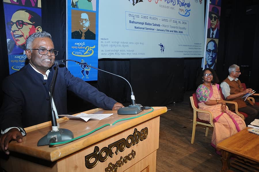 <div class="paragraphs"><p>‘ರಾಷ್ಟ್ರೀಯ ವಿಚಾರ‌ಸಂಕಿರಣ’ದಲ್ಲಿ ಚಿಂತಕ ಲಕ್ಷ್ಮಣನ್ ಮಾತನಾಡಿದರು. ರೇಖಾರಾಜ್, ಪ್ರೊ.ಡಿ.ಜೀವನ್‌ಕುಮಾರ್ ಪಾಲ್ಲೊಂಡಿದ್ದರು&nbsp;</p></div>