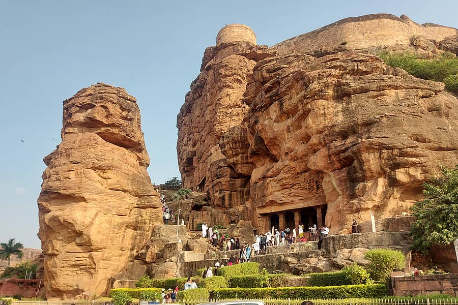 ಬಾದಾಮಿಯಲ್ಲಿ ಚಾಲುಕ್ಯರ ಶಿಲ್ಪಿಗಳು ಬೃಹದಾಕಾರದ ಒಂದೇ ಶಿಲೆಯಲ್ಲಿ ರೂಪಿಸಿದ ಗುಹಾಂತರ ದೇವಾಲಯ