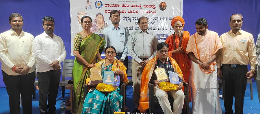 ಹುನಗುಂದ ಪುರಸಭೆ ಮಂಗಲ ಭವನದಲ್ಲಿ ತಾಲ್ಲೂಕು ಶರಣ ಸಾಹಿತ್ಯ ಪರಿಷತ್ ವತಿಯಿಂದ ನಡೆದ ಕಾರ್ಯಕ್ರಮದಲ್ಲಿ ಶಾಲೆ ಶಿಕ್ಷಕರಾದ ಸಂಗಮ್ಮ ದಾಸಪ್ಪನವರ, ಪ್ರಭು ಮಾಲಗಿತ್ತಿಮಠ ಅವರಿಗೆ ಆದರ್ಶ ಶಿಕ್ಷಕ ಪ್ರಶಸ್ತಿ ನೀಡಿ ಗೌರವಿಸಲಾಯಿತು