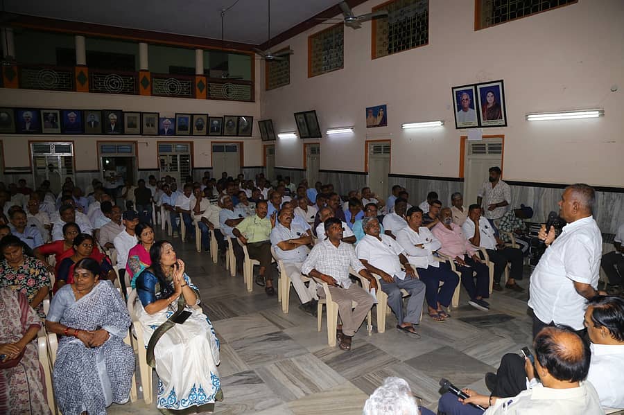 <div class="paragraphs"><p>ಶಿವಮೊಗ್ಗದ ವೀರಶೈವ ಕಲ್ಯಾಣ ಮಂಟಪದಲ್ಲಿ ಶನಿವಾರ ನಡೆದ ಸಭೆಯಲ್ಲಿ ಮಾಜಿ ಶಾಸಕ ಎಸ್.ರುದ್ರೇಗೌಡ ಮಾತನಾಡಿದರು</p></div>