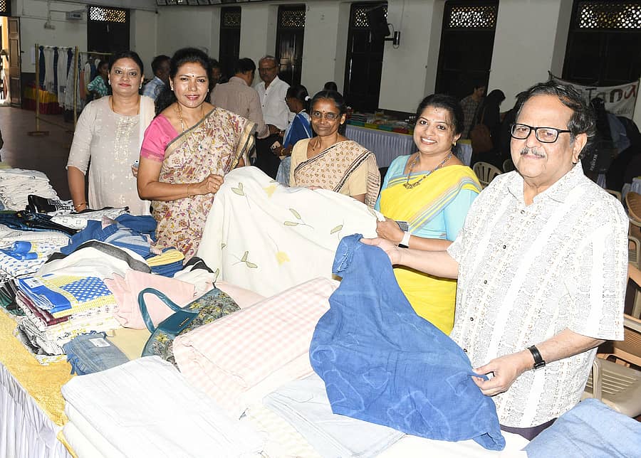 ಶಿವಮೊಗ್ಗದ ಕರ್ನಾಟಕ ಸಂಘದಲ್ಲಿ ಹಮ್ಮಿಕೊಂಡಿರುವ ಕೈಮಗ್ಗದ ಹಾಗೂ ಕೈಉತ್ಪನ್ನಗಳ ಪ್ರದರ್ಶನ ಮತ್ತು ಮಾರಾಟ ಮೇಳದಲ್ಲಿ ಎಸ್‌.ವೈ.ಅರುಣಾದೇವಿ, ಪ್ರೊ.ರಾಜೇಂದ್ರ ಚೆನ್ನಿ, ಮಹಾಲಕ್ಷ್ಮಿ, ಗಾಯತ್ರಿ ಮತ್ತಿತರರು ಪಾಲ್ಗೊಂಡಿದ್ದರು