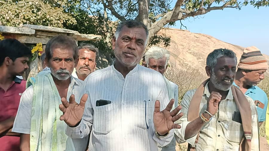 ಚಿಂತಾಮಣಿ ತಾಲ್ಲೂಕಿನ ನರಸಾಪುರದ ಬಂಗಾರುಬೆಟ್ಟದಲ್ಲಿ ಕ್ವಾರಿ ನಡೆಸುವುದನ್ನು ವಿರೋಧಿಸಿ ಜನರ ಪ್ರತಿಭಟನೆ