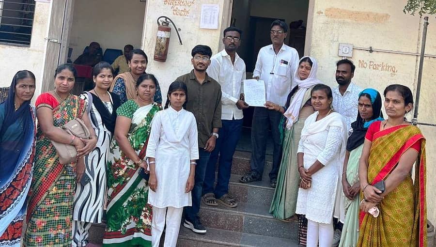 ಇಂಡಿ ಬಸ್ ಘಟಕ ವ್ಯವಸ್ಥಾಪಕ ರೇವಣಸಿದ್ದ ಖೈನೂರ ಅವರಿಗೆ ದೇವರಹಿಪ್ಪರಗಿ ಗ್ರಾಮಸ್ಥರು ಮನವಿ ಸಲ್ಲಿಸಿದರು    