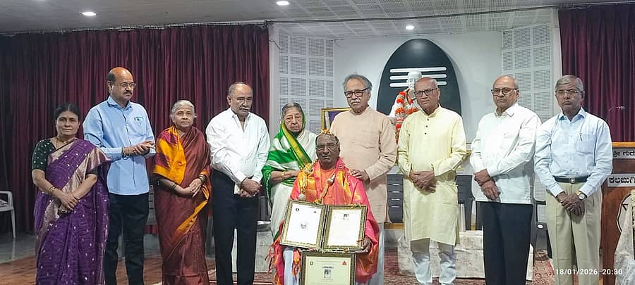 ಕಲಬುರಗಿಯ ಅನುಭವ ಮಂಟಪದಲ್ಲಿ ನಡೆದ ಸಮಾರಂಭದಲ್ಲಿ ಸಂಗೀತ ಕಲಾವಿದ ಪಂ.ಫಕೀರೇಶ ಕಣವಿ ಅವರಿಗೆ ‘ಡಾ.ಬಿ.ಡಿ.ಜತ್ತಿ ವಚನ ಸಂಗೀತ ವಿಭೂಷಣ ಪ್ರಶಸ್ತಿ–2026’ ನೀಡಿ ಗೌರವಿಸಲಾಯಿತು.