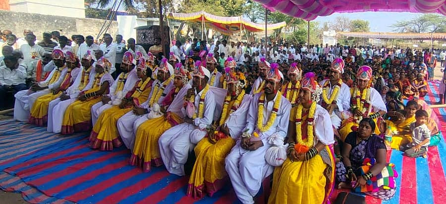 ಗಜೇಂದ್ರಗಡ ಸಮೀಪದ ಸೂಡಿ ಗ್ರಾಮದ ಗುರು ಮಹಾಂತೇಶ ಕನ್ನಡ ಹಿರಿಯ ಪ್ರಾಥಮಿಕ ಶಾಲೆ ಮೈದಾನದಲ್ಲಿ ನಡೆದ ಸಾಮೂಹಿಕ ವಿವಾಹ ಜರುಗಿದವು