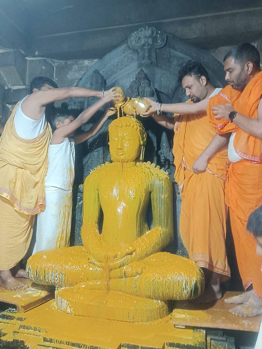 <div class="paragraphs"><p>ಶ್ರವಣಬೆಳಗೊಳದ ವಿಂಧ್ಯಗಿರಿಯ ಬಾಹುಬಲಿ ಬೆಟ್ಟದ ಒದೆಗಲ್ ಬಸದಿಯ ವೃಷಭನಾಥ ಸ್ವಾಮಿಗೆ ಅರಿಸಿನದ ಅಭಿಷೇಕ ನೆರವೇರಿಸಲಾಯಿತು</p></div>