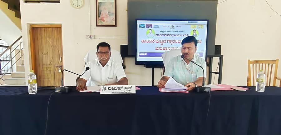 ಮಸ್ಕಿ ತಾಲ್ಲೂಕು ಪಂಚಾಯಿತಿ ಸಭಾಂಗಣದಲ್ಲಿ ಶನಿವಾರ ಗ್ಯಾರಂಟಿ ಅನುಷ್ಠಾನ ಸಮಿತಿ ಸಭೆಯಲ್ಲಿ ಸಮಿತಿ ಅಧ್ಯಕ್ಷ ಮೈಬುಸಾಬ ಮುದ್ದಾಪೂರ ಮಾತನಾಡಿದರು