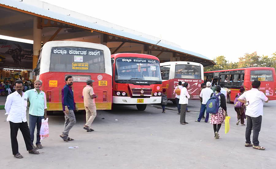 <div class="paragraphs"><p>ಯಾದಗಿರಿ ಬಸ್‌ ನಿಲ್ದಾಣದಲ್ಲಿನ ಮೈಲಾಪುರ ಜಾತ್ರೆಯ ವಿಶೇಷ ಬಸ್‌ಗಳು</p></div>