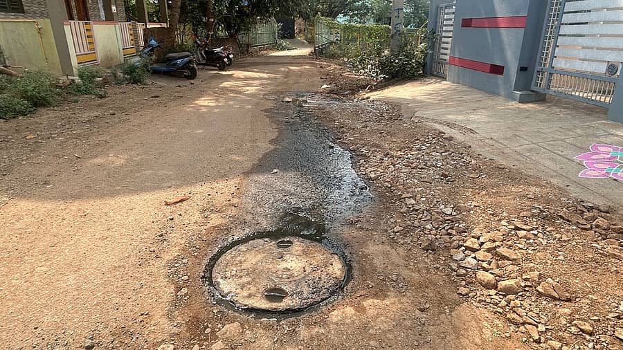 ಚಿತ್ರದುರ್ಗದ ಐಯುಡಿಪಿ ಬಡಾವಣೆ ರಸ್ತೆಯಲ್ಲಿ ಮ್ಯಾನ್ ಹೋಲ್‌ ತುಂಬಿ ಹರಿಯುತ್ತಿರುವುದು
ಪ್ರಜಾವಾಣಿ ಚಿತ್ರ: ವಿ.ಚಂದ್ರಪ್ಪ