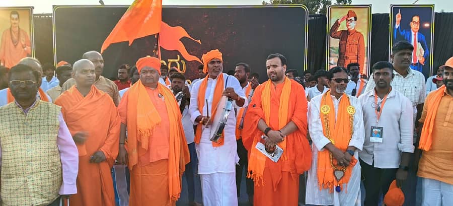 ಮಾಲೂರಿನಲ್ಲಿ ಭಾನುವಾರ ನಡೆದ ಹಿಂದೂ ಸಮಾಜೋತ್ಸವದಲ್ಲಿ ಸ್ವಾಮೀಜಿಗಳು, ಮುಖಂಡರು ಪಾಲ್ಗೊಂಡಿದ್ದರು