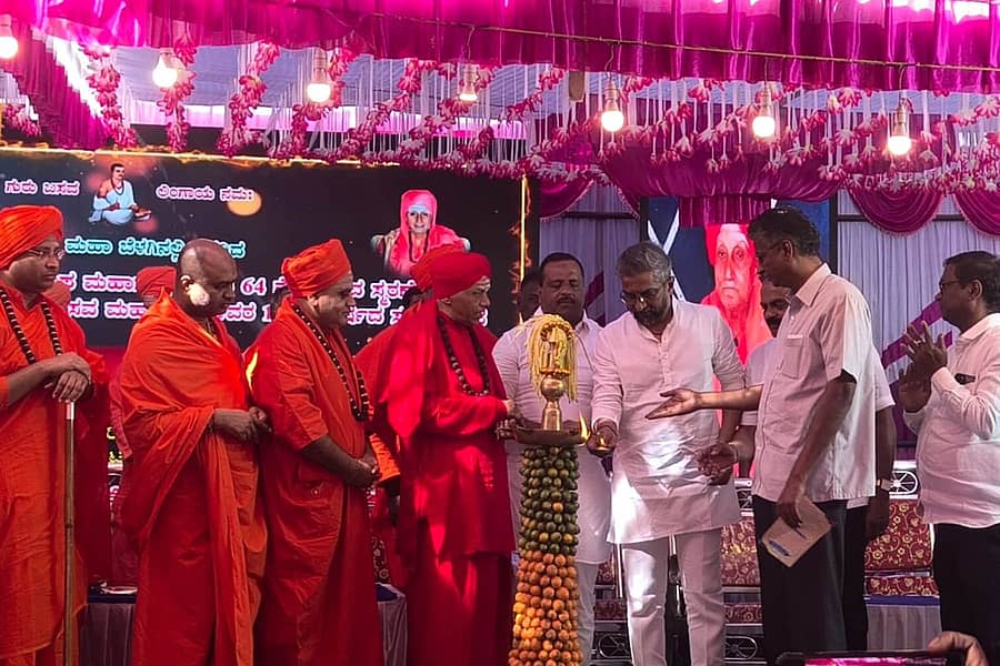 ಪಾಂಡೋಮಟ್ಟಿ ಗ್ರಾಮದ ವಿರಕ್ತ ಮಠದಲ್ಲಿ ಭಾನುವಾರ ನಡೆದ ಬಸವತತ್ವ ಸಮ್ಮೇಳನವನ್ನು ಸಚಿವ ಸತೀಶ್ ಜಾರಕಿಹೊಳಿ ಹಾಗೂ ಸ್ಪೀಕರ್ ಯು.ಟಿ. ಖಾದರ್ ಉದ್ಘಾಟಿಸಿದರು