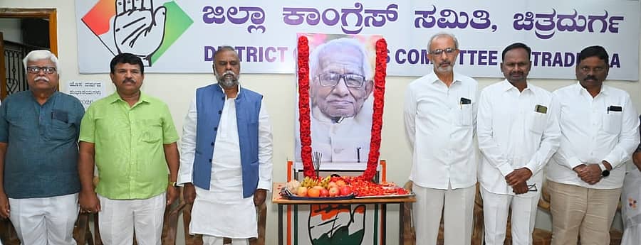 ಚಿತ್ರದುರ್ಗದ ಜಿಲ್ಲಾ ಕಾಂಗ್ರೆಸ್ ಕಚೇರಿಯಲ್ಲಿ ಆಯೋಜಿಸಿದ್ದ ಭೀಮಣ್ಣ ಖಂಡ್ರೆ ಸಂತಾಪ ಸಭೆಯಲ್ಲಿ ಮಾಜಿ ಸಚಿವ ಎಚ್.ಆಂಜನೇಯ ಇತರರಿದ್ದಾರೆ
