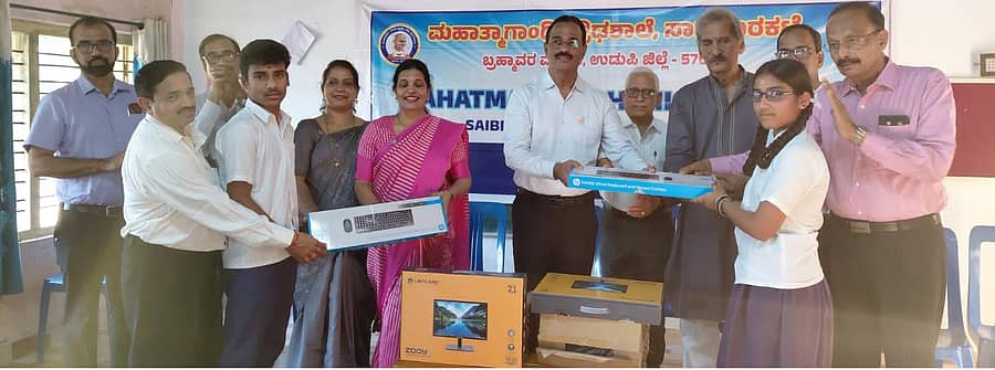 ಬಾರ್ಕೂರು–ಬ್ರಹ್ಮಾವರ ಲಯನ್ಸ್ ಕ್ಲಬ್ ವತಿಯಿಂದ ಸಾಹೇಬರಕಟ್ಟೆ ಮಹಾತ್ಮಗಾಂಧಿ ಪ್ರೌಢಶಾಲೆಯ ವಿದ್ಯಾರ್ಥಿಗಳ ಶೈಕ್ಷಣಿಕ ಅನುಕೂಲಕ್ಕಾಗಿ ಎರಡು ನೂತನ ಕಂಪ್ಯೂಟರ್‌ಗಳನ್ನು ಲಯನ್ಸ್ ಜಿಲ್ಲೆ 317ಸಿಯ ಜಿಲ್ಲಾ ಗವರ್ನರ್ ಸಪ್ನಾ ಸುರೇಶ ಮತ್ತು ಲಯನ್ಸ್‌ ಕ್ಲಬ್‌ನಅಧ್ಯಕ್ಷ ಸುದೇಶ ಹೆಗ್ಡೆ ಅವರು ವಿದ್ಯಾಸಂಸ್ಥೆಗೆ ಹಸ್ತಾಂತರಿಸಿದರು