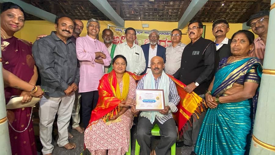 <div class="paragraphs"><p>ಚನ್ನಪಟ್ಟಣ ತಾಲ್ಲೂಕಿನ ಅರಳಾಳುಸಂದ್ರ ಗ್ರಾಮದ ಎ.ಬಿ. ಲೋಕೇಶ್ ಅವರ ಮನೆಯಲ್ಲಿ ‘ಅರಿವು ಭಾರತ’ ಸಂಘಟನೆ ಹಮ್ಮಿಕೊಂಡಿದ್ದ ‘ನಮ್ಮ ನಡೆ ಅಸ್ಪೃಶ್ಯತೆ ಮುಕ್ತ ಭಾರತದೆಡೆಗೆ’ ಅಭಿಯಾನದಲ್ಲಿ ಲೋಕೇಶ್ ಮತ್ತು ವಿನುತಾ ದಂಪತಿಯನ್ನು ಸನ್ಮಾನಿಸಲಾಯಿತು&nbsp;</p></div>