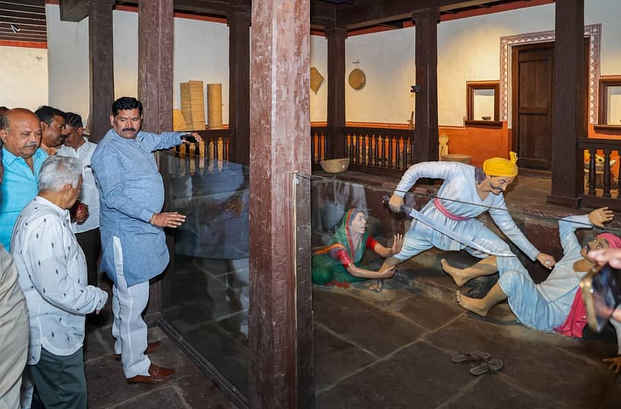 ಖಾನಾಪುರ ತಾಲ್ಲೂಕಿನ ನಂದಗಡದಲ್ಲಿ ನಿರ್ಮಿಸಿದ ರಾಯಣ್ಣನ ‘ವೀರಭೂಮಿ’ಯನ್ನು ಸಚಿವ ಶಿವರಾಜ ತಂಗಡಗಿ ಭಾನುವಾರ ಪರಿಶೀಲಿಸಿದರು 