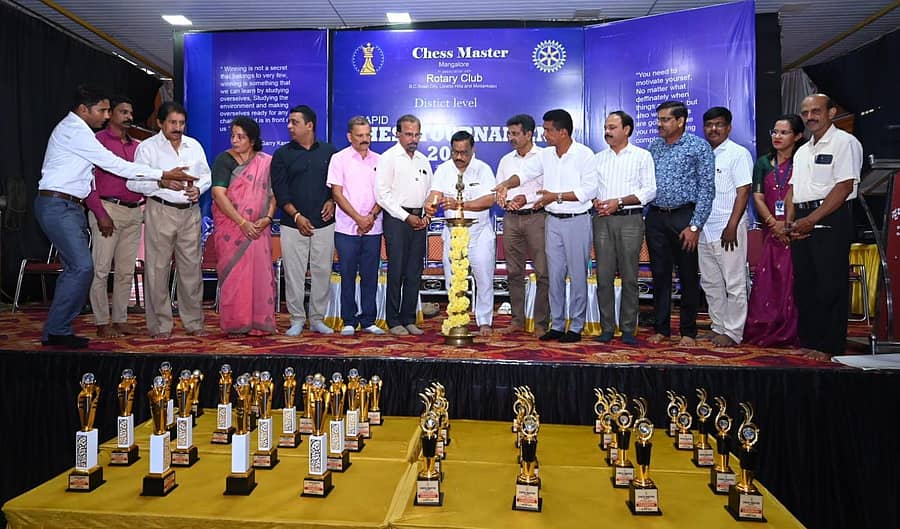 ಬಂಟ್ವಾಳ ತಾಲ್ಲೂಕಿನ ಬಿ.ಸಿ.ರೋಡು ಸ್ಪರ್ಶ ಸಭಾಂಗಣದಲ್ಲಿ ಮಂಗಳೂರು ಚೆಸ್ ಮಾಸ್ಟರ್ ಸಂಸ್ಥೆ ವತಿಯಿಂದ ಭಾನುವಾರ ನಡೆದ ಜಿಲ್ಲಾ ಮಟ್ಟದ ರ್‍ಯಾಪಿಡ್ ಚೆಸ್ ಟೂರ್ನಿಗೆ ರೋಟರಿ ಜಿಲ್ಲಾ ವಾರ್ಷಿಕ ನಿಧಿ ಚೆರ್ಮನ್ ಸೂರ್ಯನಾರಾಯಣ ಕುಕ್ಕಾಡಿ ಚಾಲನೆ ನೀಡಿದರು