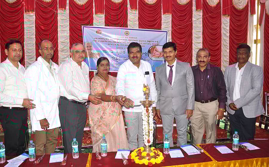 ಚಿಕ್ಕಮಗಳೂರಿನ ಜಿಲ್ಲಾ ಆಸ್ಪತ್ರೆ ಆವರಣದಲ್ಲಿ ಭಾನುವಾರ ಏರ್ಪಡಿಸಿದ್ದ ಉಚಿತ ದಂತ ಜೋಡಣೆ ಶಿಬಿರವನ್ನು ಶಾಸಕ ಎಚ್‌.ಡಿ.ತಮ್ಮಯ್ಯ ಉದ್ಘಾಟಿಸಿದರು