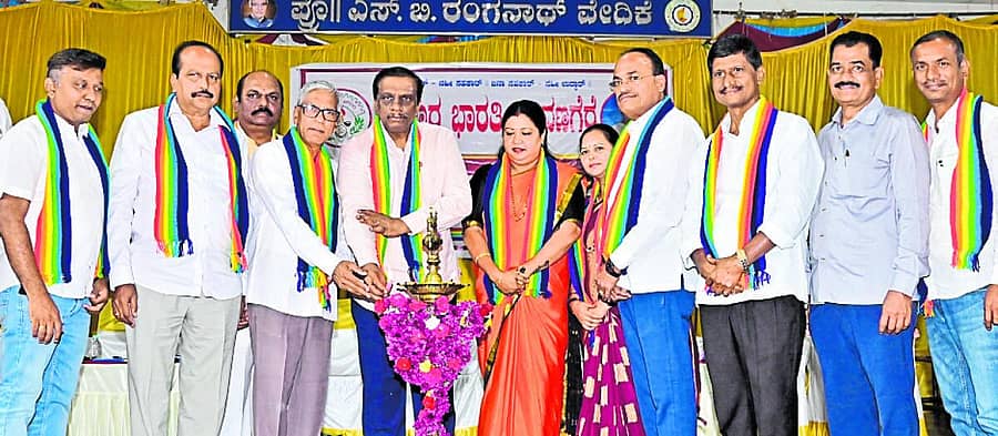 <div class="paragraphs"><p>ದಾವಣಗೆರೆಯ ಕುವೆಂಪು ಕನ್ನಡ ಭವನದಲ್ಲಿ ಆಯೋಜಿಸಿದ್ದ ಸಹಕಾರ ಭಾರತಿ ಸಂಸ್ಥಾಪನಾ ದಿನಾಚರಣೆ ಕಾರ್ಯಕ್ರಮವನ್ನು ಗಣ್ಯರು ದೀಪ ಬೆಳಗಿಸಿ ಉದ್ಘಾಟಿಸಿದರು ಪ್ರಜಾವಾಣಿ ಚಿತ್ರ</p></div>