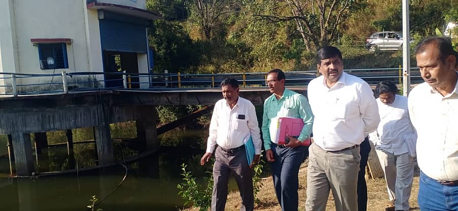 <div class="paragraphs"><p>ಜಿಲ್ಲಾಧಿಕಾರಿ ಎಸ್.ಜೆ.ಸೋಮಶೇಖರ್ ಅವರು ಮಡಿಕೇರಿ ನಗರಕ್ಕೆ ಕುಡಿಯುವ ನೀರು ಪೂರೈಕೆ ಮಾಡುವ ಕುಂಡಾಮೇಸ್ಟ್ರಿ ಮತ್ತು ಕೂಟುಹೊಳೆಗೆ ಭೇಟಿ ನೀಡಿ ಪರಿಶೀಲನೆ ನಡೆಸಿದರು</p></div>