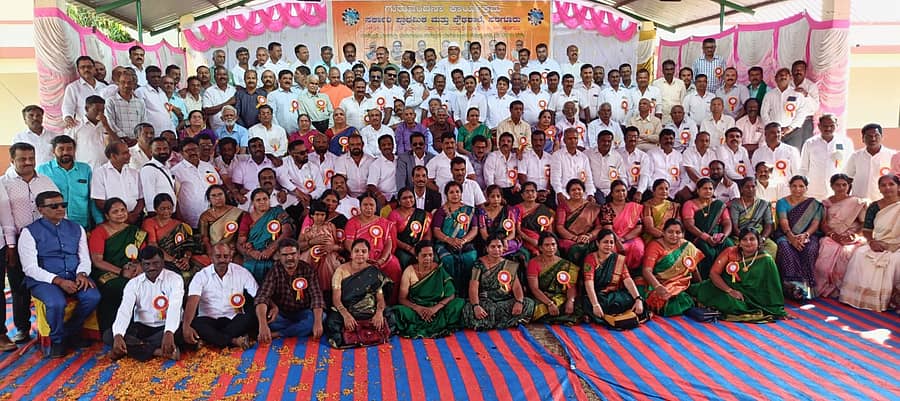 ಸರಗೂರು ಪಟ್ಟಣದ ಸರ್ಕಾರಿ ಪದವಿ ಪೂರ್ವ ಕಾಲೇಜು ಆವರಣದಲ್ಲಿ ಹಳೆಯ ವಿದ್ಯಾರ್ಥಿಗಳ ಸ್ನೇಹ ಬಳಗದಿಂದ ಭಾನುವಾರ ಆಯೋಜಿಸಿದ್ದ ಸ್ನೇಹ ಸಂಗಮ, ಗುರುವಂದನಾ ಕಾರ್ಯಕ್ರಮದಲ್ಲಿ ಶಿಕ್ಷಕರ ಜೊತೆ ಹಳೆಯ ವಿದ್ಯಾರ್ಥಿಗಳು ಇದ್ದಾರೆ