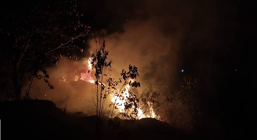 <div class="paragraphs"><p>ಅಬ್ಬೂರು ಗುಡ್ಡೆಯಲ್ಲಿ ಕಾಣಿಸಿಕೊಂಡಿರುವ ಬೆಂಕಿ</p></div>