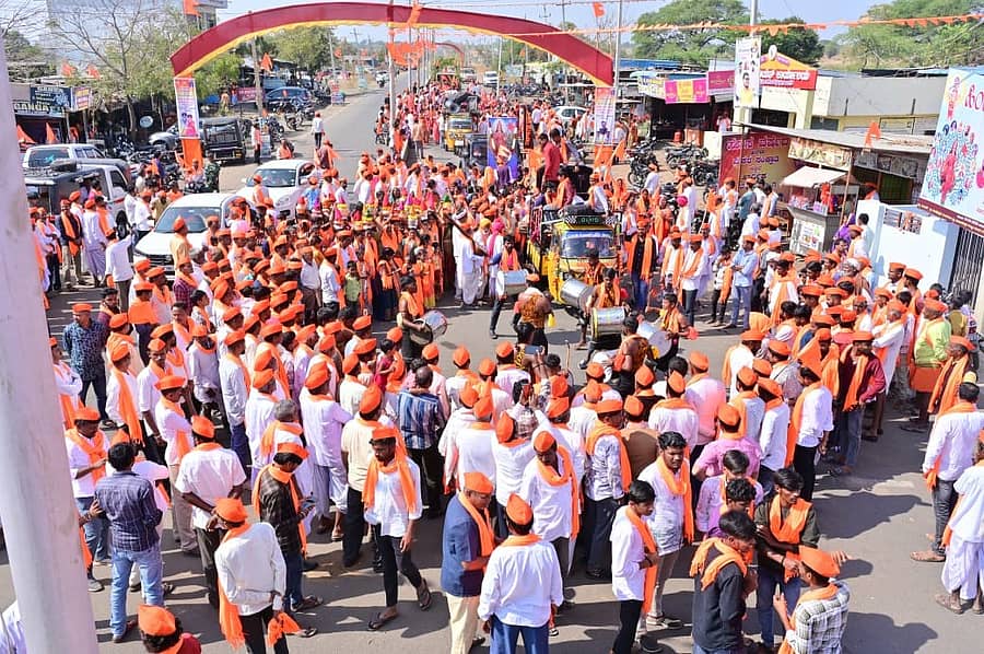 ಔರಾದ್ ತಾಲ್ಲೂಕಿನ ವಡಗಾಂವ್‌ನಲ್ಲಿ ನಡೆದ ಶೋಭಾಯಾತ್ರೆಯಲ್ಲಿ ಹಿಂದೂ ಕಾರ್ಯಕರ್ತರು ಪಾಲ್ಗೊಂಡಿದ್ದರು