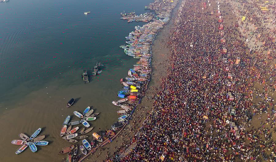 ಪ್ರಯಾಗ್‌ರಾಜ್‌ನ ತ್ರಿವೇಣಿ ಸಂಗಮದಲ್ಲಿ ಭಕ್ತರು ಭಾನುವಾರ ಪವಿತ್ರ ಸ್ನಾನ ಮಾಡಿದರು – ಪಿಟಿಐ ಚಿತ್ರ