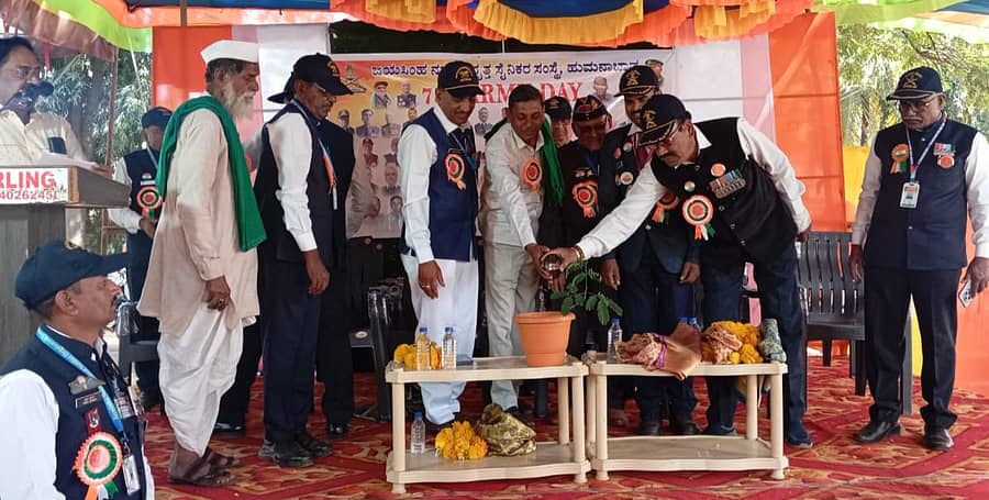 ಹುಮನಾಬಾದ್ ಪಟ್ಟಣದಲ್ಲಿ ಆಯೋಜಿಸಿದ್ದ 78ನೇ ಸೇನಾ ದಿನ ಕಾರ್ಯಕ್ರಮಕ್ಕೆ ಗಣ್ಯರು ಸಸಿಗೆ ನೀರು ಎರೆಯುವ ಮೂಲಕ ಚಾಲನೆ ನೀಡಿದರು