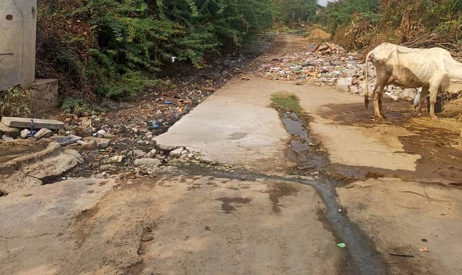 ಕಂಪ್ಲಿ ತಾಲ್ಲೂಕಿನ ಚಿಕ್ಕಜಾಯಗನೂರು ಗ್ರಾಮದ ಎಸ್.ಸಿ ಕಾಲೊನಿಯ ರಸ್ತೆ ಮೇಲೆ ಚರಂಡಿ ನೀರು ಹರಿಯಿತು