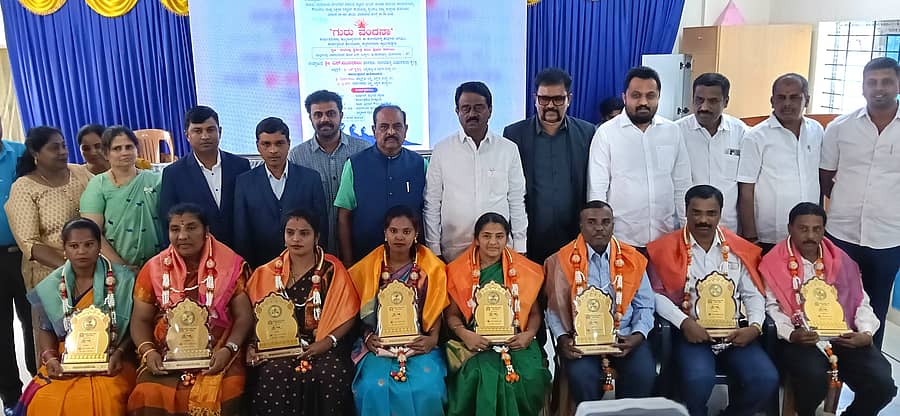 ಗುರುವಂದನೆ ಸಮಾರಂಭದಲ್ಲಿ ಶಿಕ್ಷಕರನ್ನು ಶಾಸಕ ಎಸ್. ಮುನಿರಾಜು ಅಭಿನಂದಿಸಿದರು. ಲಕ್ಷ್ಯ ಕಾಲೇಜಿನ ಅಧ್ಯಕ್ಷರಾದ ಧರ್ಮರಾಜ್, ಶ್ರೀಧರ್, ಕುವೆಂಪು ಕಾಲೇಜಿನ ಟಿ.ಎಸ್. ಗಂಗರಾಜು, ಭರತ್ ಗುಂಡಪ್ಪ, ‌ ಗಂಡಸಿ ಸದಾಶಿವ,‌ ಕೃಷ್ಣಮೂರ್ತಿ, ಕುಮಾರ್  ಉಪಸ್ಥಿತರಿದ್ದರು.