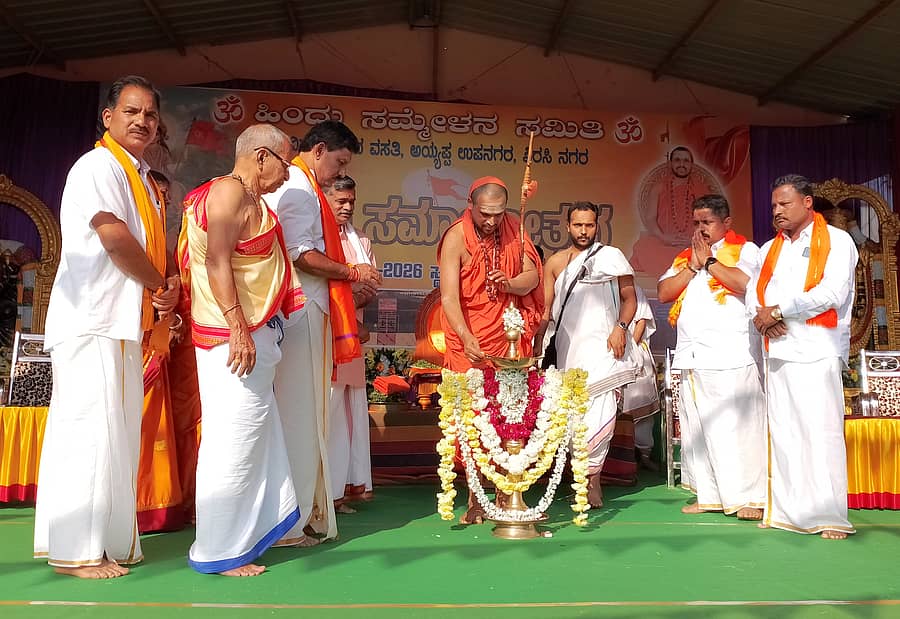 ಶಿರಸಿಯ ಕೆ.ಎಚ್.ಬಿ. ಮೈದಾನದಲ್ಲಿ ಹಿಂದೂ ಸಮ್ಮೇಳನ ಸಮಿತಿಯ ವತಿಯಿಂದ ಆಯೋಜಿಸಲಾಗಿದ್ದ ಹಿಂದೂ ಸಮಾಜೋತ್ಸವವನ್ನು ಗಂಗಾಧರೇಂದ್ರ ಸರಸ್ವತೀ ಸ್ವಾಮೀಜಿ ಉದ್ಘಾಟಿಸಿದರು