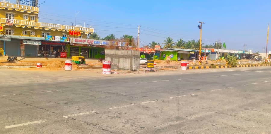 ಮಾಗಡಿ ತಾಲ್ಲೂಕಿನ ತಾಳೆಕೆರೆ ಹ್ಯಾಂಡ್ ಪೋಸ್ಟ್ ಬಳಿ ರಾಷ್ಟ್ರೀಯ ಹೆದ್ದಾರಿ ವತಿಯಿಂದ ಮೇಲ್ಸುತುವೆ ಕಾಮಗಾರಿ ಆರಂಭವಾಗಿರುವುದು