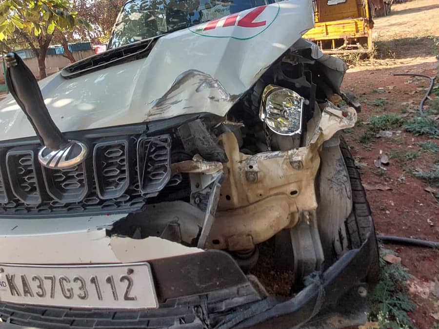 ಕನಕಗಿರಿ ಸಮೀಪದ ಹುಲಿಹೈದರ ಗ್ರಾಮದ ಹೊರವಲಯದಲ್ಲಿ ಕಳ್ಳನು ತಾನು ಚಲಾಯಿಸಿಕೊಂಡು ಬರುತ್ತಿದ್ದ ವಾಹನದಿಂದ ಡಿಕ್ಕಿ ಹೊಡೆದ ಪರಿಣಾಮ ಪೊಲೀಸ್ ವಾಹನ ಜಖಂಗೊಂಡಿರುವುದು