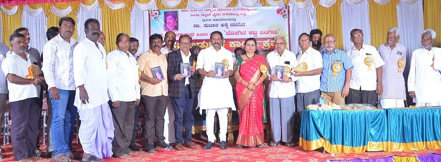 ಹಗರಿಬೊಮ್ಮನಹಳ್ಳಿಯಲ್ಲಿ ಈಚೆಗೆ ನಡೆದ ಕಾರ್ಯಕ್ರಮದಲ್ಲಿ ‘ಜೋಗಿನಕಟ್ಟಿ ಜಂಗಮ' ಕೃತಿಯನ್ನು ರಾಜ ಕೃಷ್ಣಪ್ಪ ನಾಯಕ ಬಿಡುಗಡೆಗೊಳಿಸಿದರು 