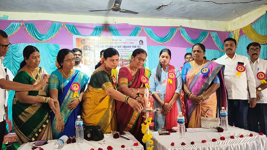 ಲಿಂಗಸುಗೂರು ಗುರುಭವನದಲ್ಲಿ ಸಾವಿತ್ರಿಬಾಯಿ ಫುಲೆ ಜನ್ಮ ದಿನಾಚರಣೆ ಕಾರ್ಯಕ್ರಮವನ್ನು ಕ್ಷೇತ್ರ ಶಿಕ್ಷಣಾಧಿಕಾರಿ ಸುಜಾತ ಹೂನೂರು ಉದ್ಘಾಟಿಸಿದರು.