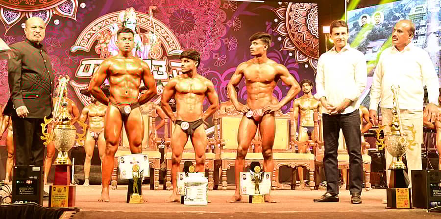 ರಾಮೋತ್ಸವದ ಪ್ರಯುಕ್ತ ರಾಮನಗರದ ಜಿಲ್ಲಾ ಕ್ರೀಡಾಂಗಣದಲ್ಲಿ ನಡೆದ ದೇಹದಾರ್ಢ್ಯ ಸ್ಪರ್ಧೆಯಲ್ಲಿ ವಿಜೇತರಾದವರಿಗೆ ಶಾಸಕರಾದ ಎಚ್.ಎ. ಇಕ್ಬಾಲ್ ಹುಸೇನ್ ಮತ್ತು ರಿಜ್ವಾನ್ ಅರ್ಷದ್ ಬಹುಮಾನ ವಿತರಿಸಿದರು. ಗ್ಯಾರಂಟಿ ಸಮಿತಿ ಜಿಲ್ಲಾಧ್ಯಕ್ಷ ಕೆ. ರಾಜು ಇದ್ದಾರೆ