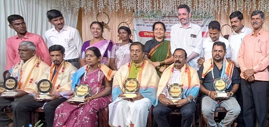 ಹೊಂಬುಜ ಗ್ರಾಮ ಪಂಚಾಯಿತಿ ವ್ಯಾಪ್ತಿಯ ಕಡಸೂರು -ನಾಗರಹಳ್ಳಿ ಸರ್ಕಾರಿ ಶಾಲೆಗೆ ಪೀಠೋಪಕರಣ ನೀಡಿದ ದಾನಿಗಳನ್ನು ಈಚೆಗೆ ಸನ್ಮಾನಿಸಲಾಯಿತು