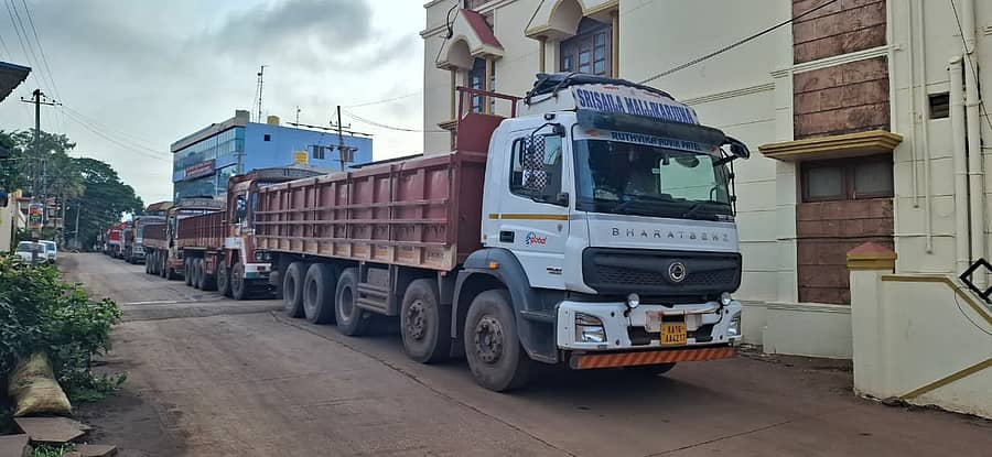 ಭೀಮಸಮುದ್ರದ ಹೊರವಲಯದಲ್ಲಿ ಸಾಲಾಗಿ ನಿಂತಿರುವ ಖಾಲಿ ಲಾರಿಗಳು