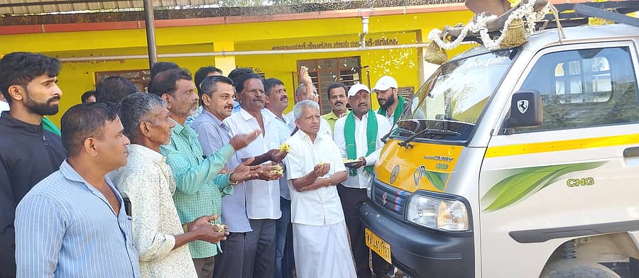 ನರಸಿಂಹರಾಜಪುರ ತಾಲ್ಲೂಕು ಬೆಳ್ಳೂರು ಗ್ರಾಮಕ್ಕೆ ಬಂದ ನೇಗಿಲು ಹೊತ್ತ ಜನಜಾಗೃತಿ ಯಾತ್ರೆಯನ್ನು ಪ್ರಗತಿಪರ ಕೃಷಿಕ ಆರ್. ವೆಂಕಟರಮಣಯ್ಯ ಪುಷ್ಚಾರ್ಚನೆ ಮಾಡಿ ಸ್ವಾಗತಿಸಿದರು